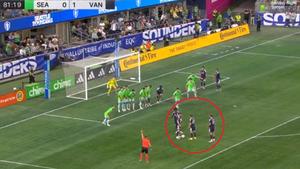 Sudija svirao indirekt za Vancouver, a onda je Thomas Muller izveo ono što u fudbalu rijetko viđamo